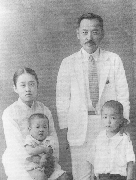 부모와 형과 함께(홈).jpg