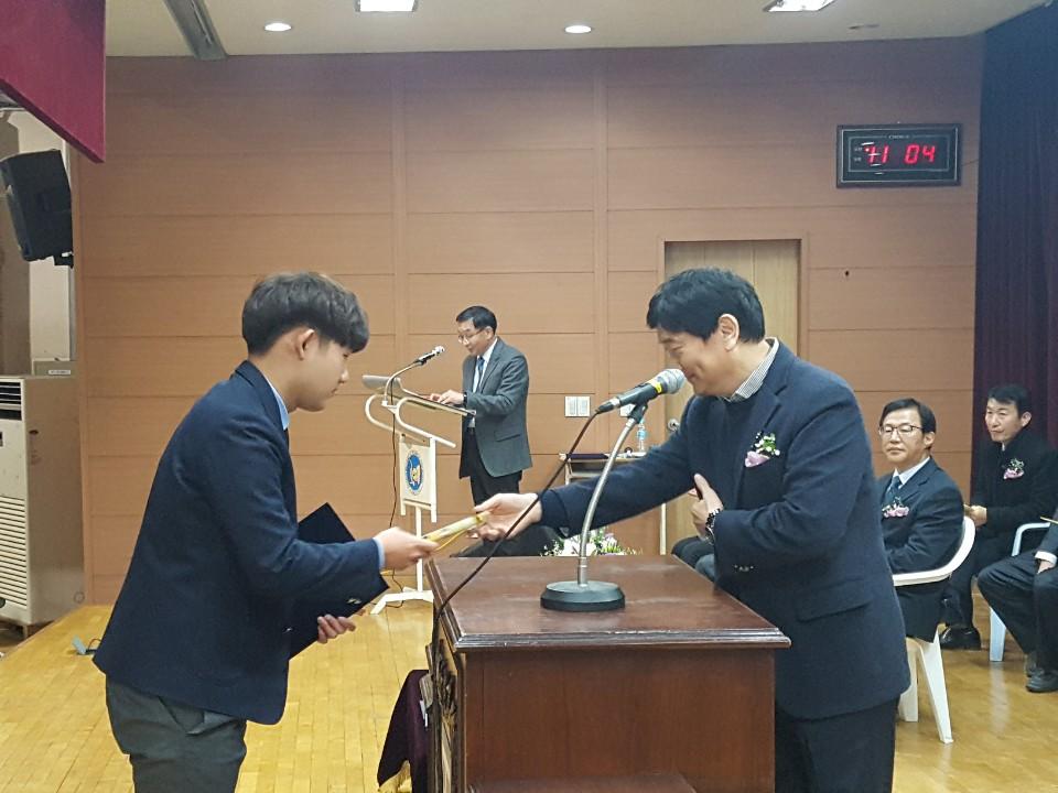 (재)인천기계공고동문장학회 임원-전체 사진-8275103192.jpg