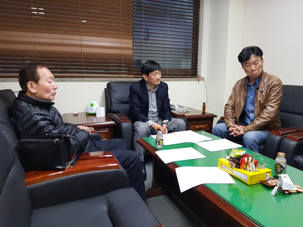 (재)인천기계공고동문장학회 임원-전체 사진-8717008735.jpg