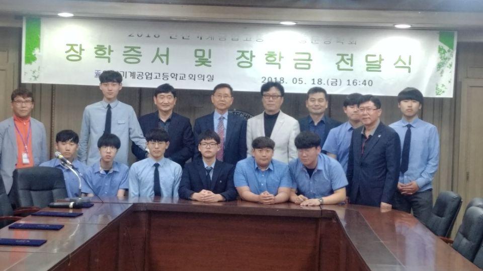 (재)인천기계공고동문장학회 임원-전체 사진-9050546933.jpg