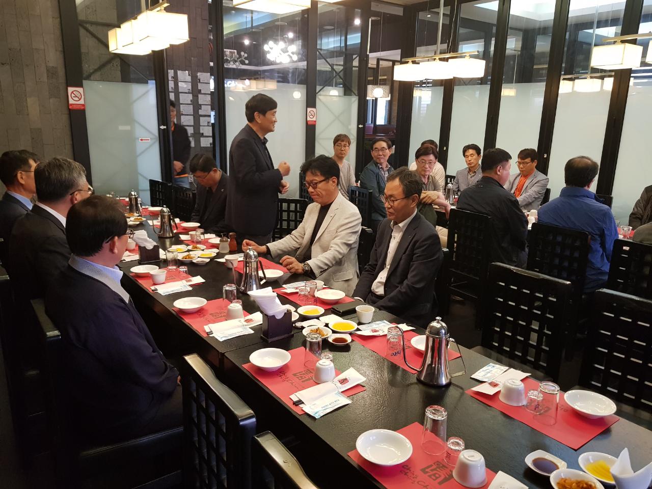 (재)인천기계공고동문장학회 임원-전체 사진-9050546938.jpg