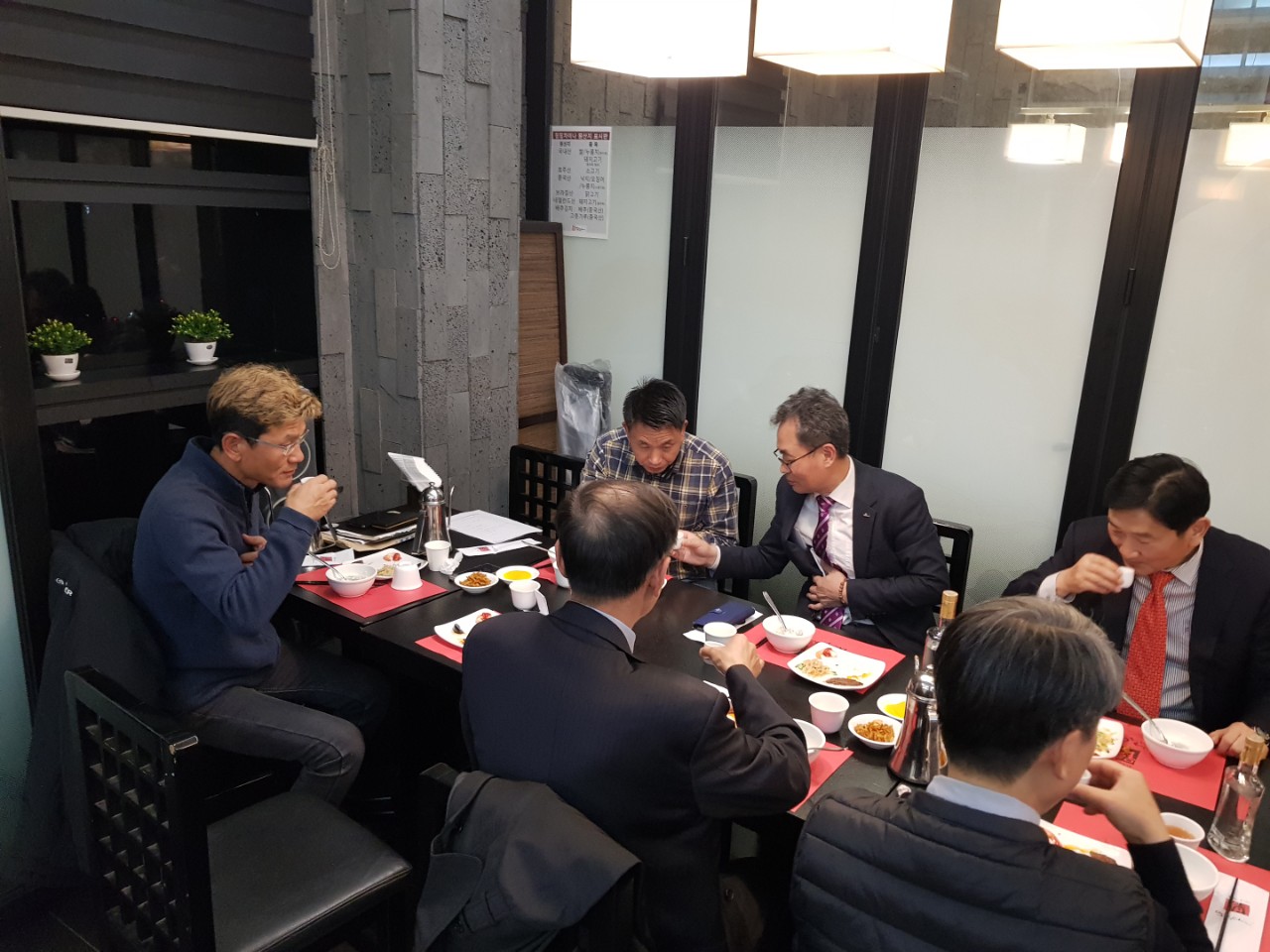 (재)인천기계공고동문장학회 임원-전체 사진-16565571890.jpg