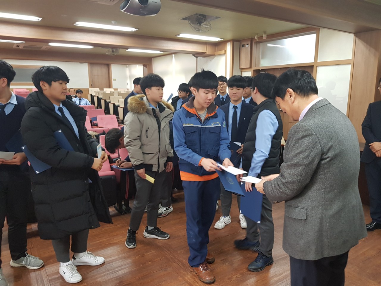 (재)인천기계공고동문장학회 임원-전체 사진-16956868319.jpg