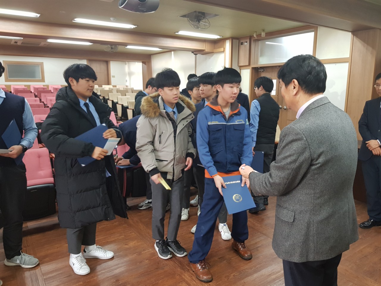(재)인천기계공고동문장학회 임원-전체 사진-16956868320.jpg