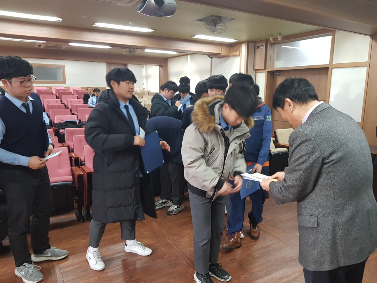(재)인천기계공고동문장학회 임원-전체 사진-16956868321.jpg