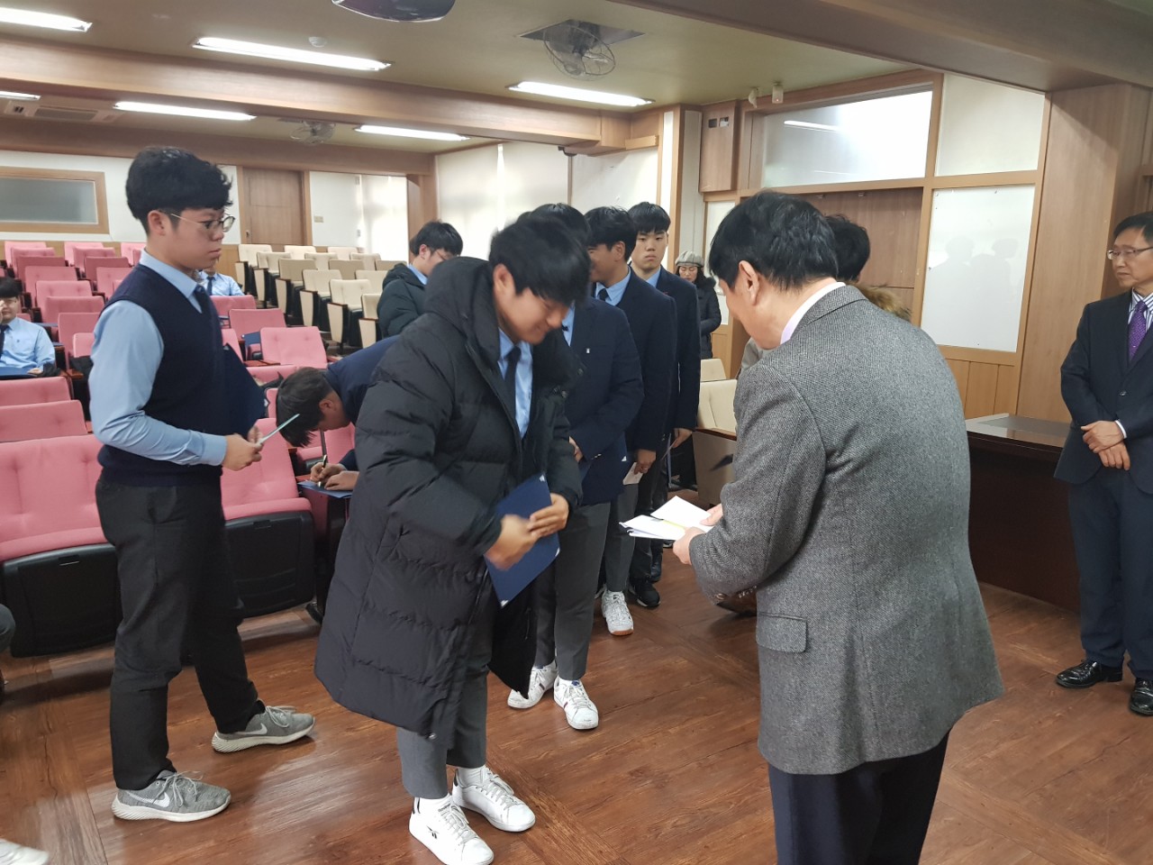 (재)인천기계공고동문장학회 임원-전체 사진-16956868322.jpg