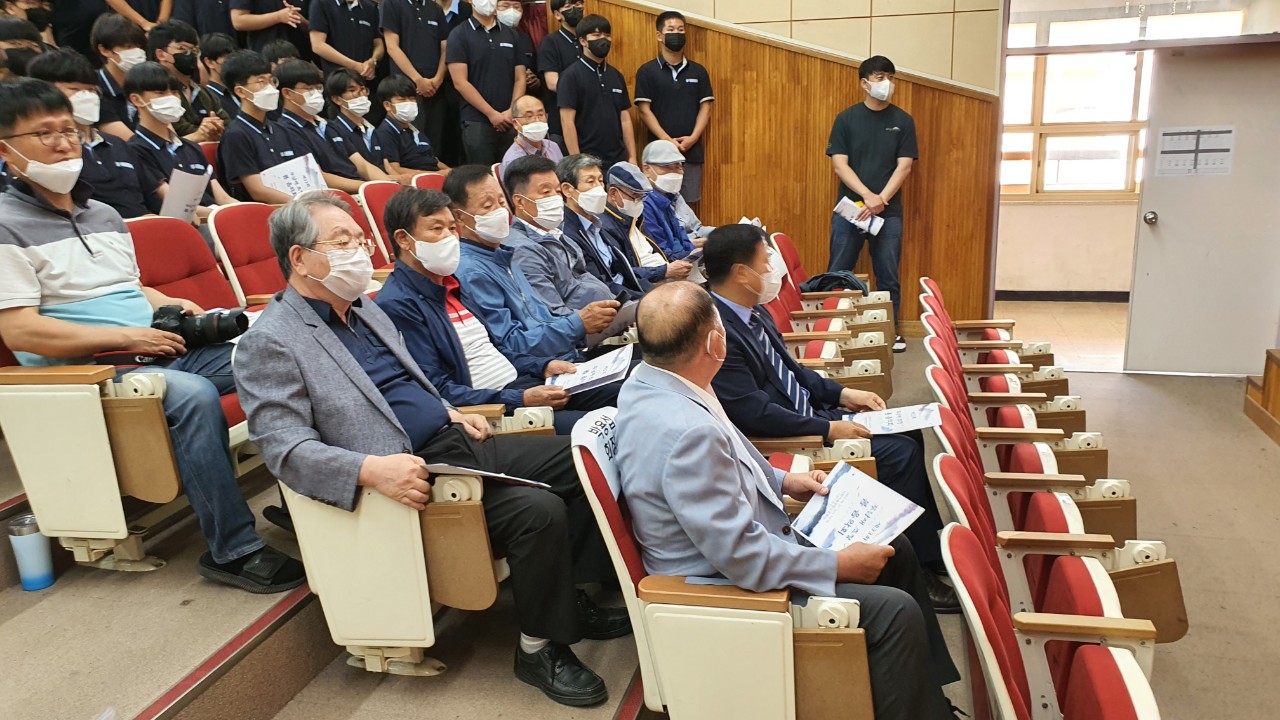 (재)인천기계공고동문장학회 임원-전체 사진-41635193705.jpg