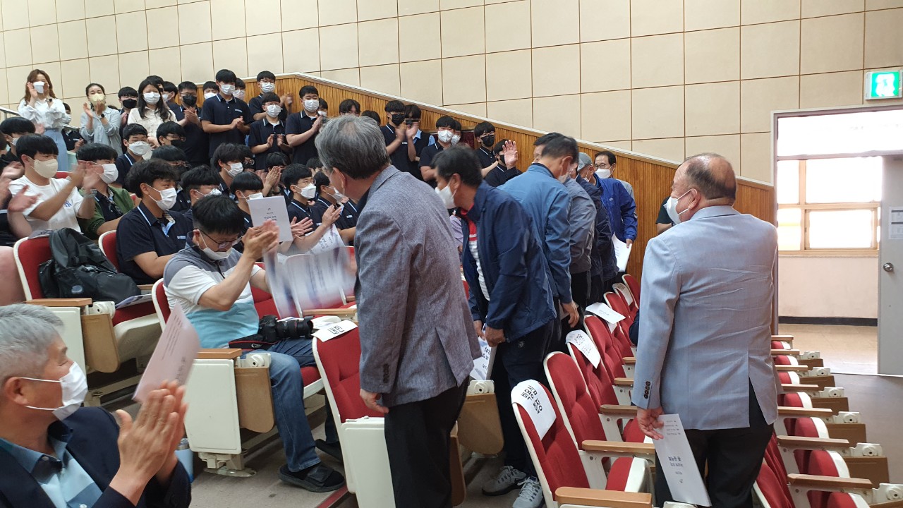 (재)인천기계공고동문장학회 임원-전체 사진-41635193706.jpg